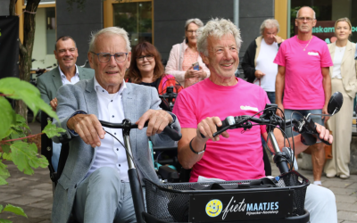 Fietsmaatjes feestelijk van start met Tour de France-held Jan Janssen